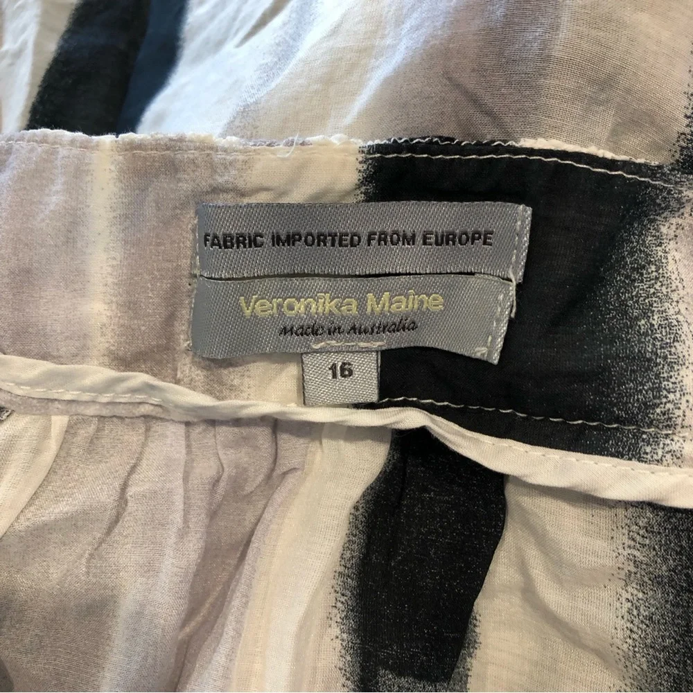 Veronika Maine Size 16 (would fit 14) brushstroke blouse - Picture 3 of 5